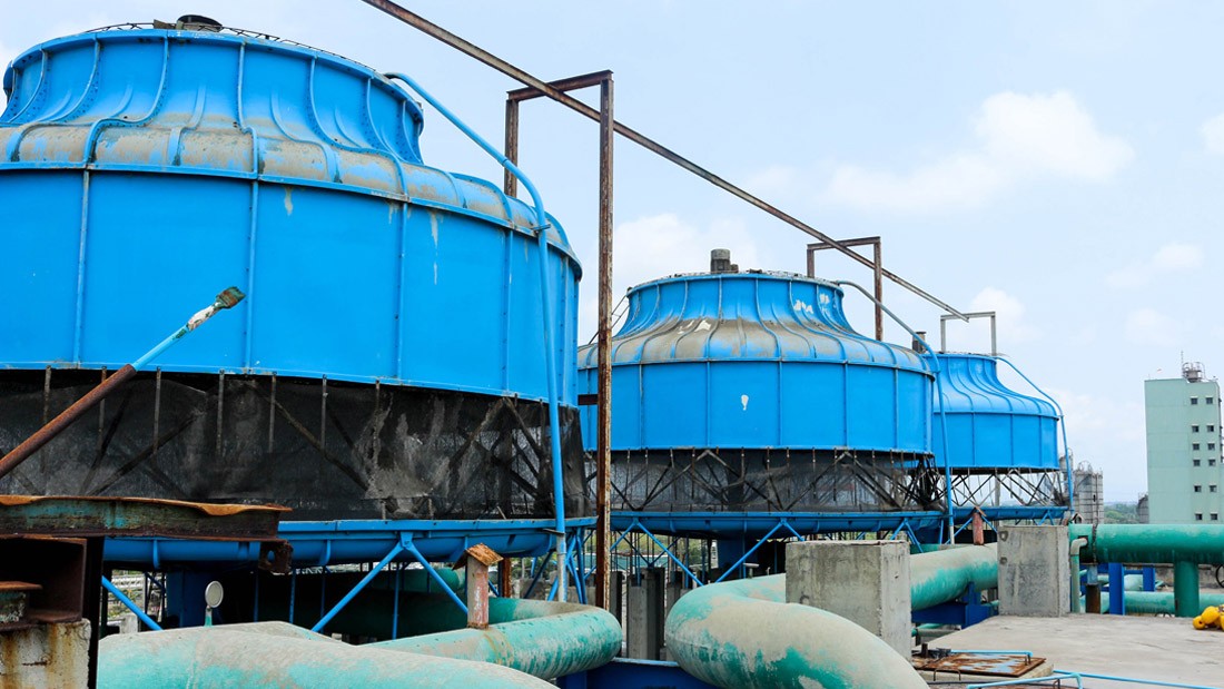 Dosificación de productos químicos en el tratamiento de agua de refrigeración